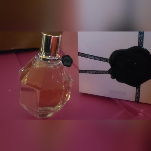 Viktor & Rolf Flowerbomb 3.4oz L'eau de parfum in box - Picture 2 of 10